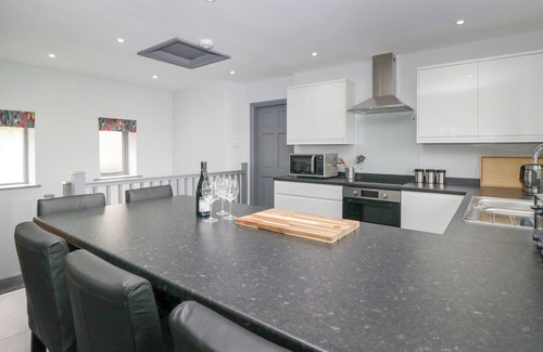 Kendal Cottage | FELL VIEW COTTAGE, family friendly, with hot tub in Kendal