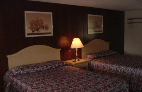 Clarence Hotel | Fels Three Crown Motel