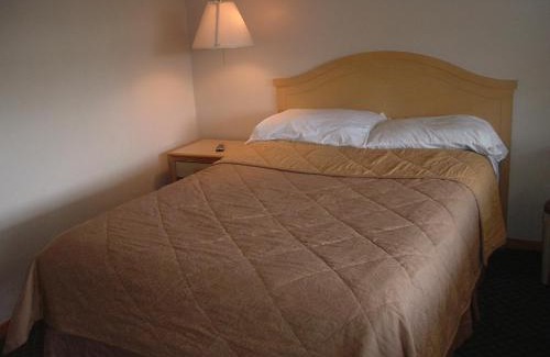 Clarence Hotel | Fels Three Crown Motel