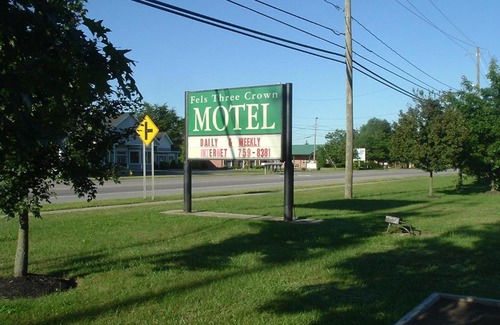 Clarence Hotel | Fels Three Crown Motel