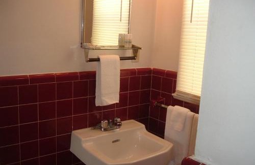 Clarence Hotel | Fels Three Crown Motel