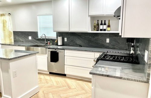 Fort Worth House | Females Only! Modern Private Bed & Bath 5 min from Downtown Fort Worth
