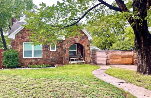 Fort Worth House | Females Only! Modern Private Bed & Bath 5 min from Downtown Fort Worth