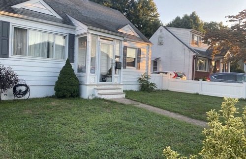 Fair Lawn House | FEMALES ONLY Quite safe neighborhood near NYC, transportation & mall