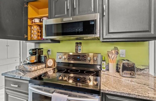 Old Irving Park House | Fenced Backyard- Family Games- Playstation 5! - Close to Downtown