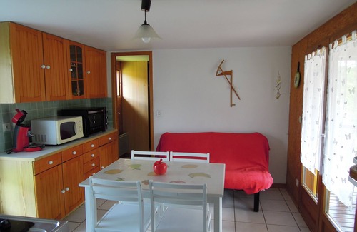 Fraize Ski Chalet | Fenced cottage rental with barbecue and children's play area