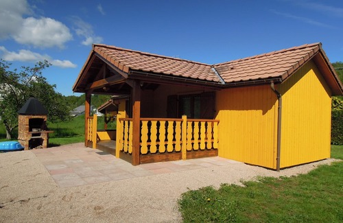 Fraize Ski Chalet | Fenced cottage rental with barbecue and children's play area