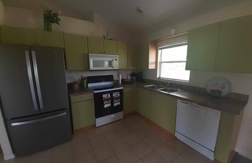 Sunshine House | Fenced, Family and Pet friendly Villa. nWinter special (snowbird, Jetblue.)