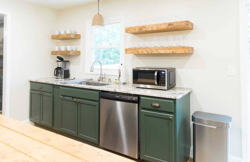 Wade Hampton House | Fenced In|10 Min To DT|Sleeps 14|Walk In Shower