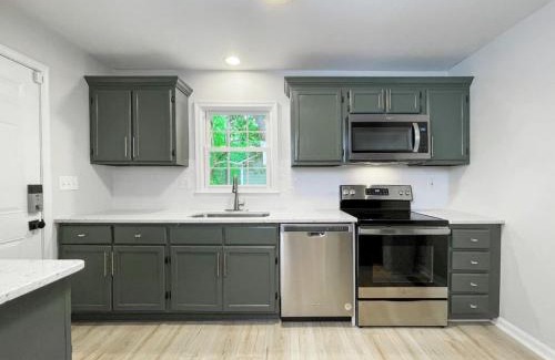 North Raleigh House | Fenced-In 3 BR Swingset, Carport, North Raleigh