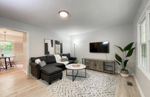 North Raleigh House | Fenced-In 3 BR Swingset, Carport, North Raleigh