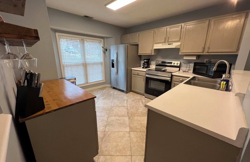 Evergreen House | Fenced In|Pet Friendly|King Bed|Heart of Cary