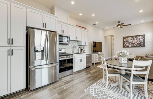 Roseville Apartment | Fenced-In Yard: Apt 7 Mi to Westfield Galleria