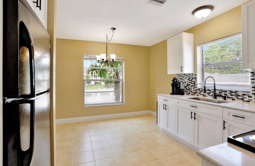 Deerfield Beach House | Fenced tropic home ⛱️with outdoor area 3bed/1bath