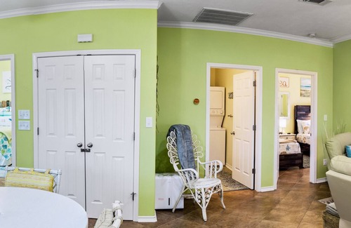 Port Bolivar House | Fenced Yard ~ Cargo Lift ~ Fire Pit ~ 3-minute walk to beach!
