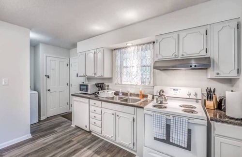 Parkway Village House | Fenced Yard, Centrally Located-Parkway Village Pad