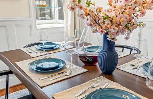 Old Town Alexandria House | - Fenced Yard - Crib - BBQ Grill & 4 Tvs Cherry Blossom Luxury Getaway -Floyd's Freedom-
