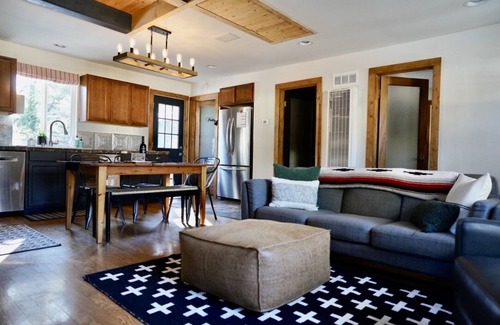 Big Bear Lake Cabin | Fenced yard, Dog friendly, Cozy Couple's Retreat, Walkable to Lake and Village