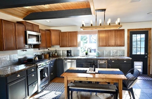 Big Bear Lake Cabin | Fenced yard, Dog friendly, Cozy Couple's Retreat, Walkable to Lake and Village