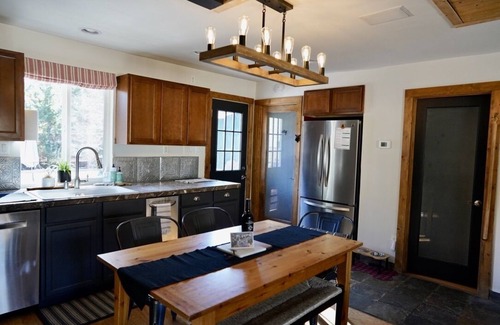 Big Bear Lake Cabin | Fenced yard, Dog friendly, Cozy Couple's Retreat, Walkable to Lake and Village