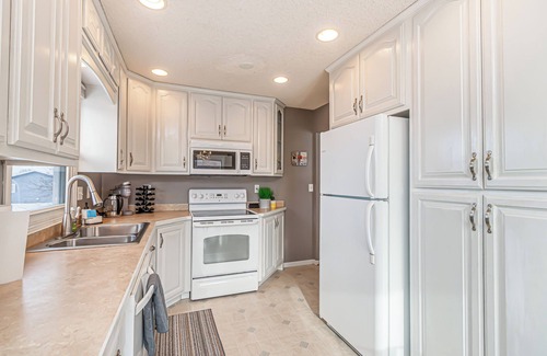 Fargo House | Fenced Yard I WD I Pack n Play I Garage I Keurig