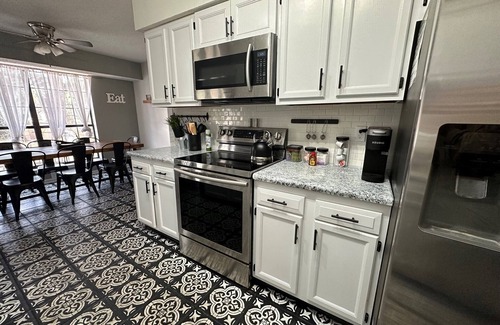 Windsor Forest House | Fenced Yard with Golf Course View Close To Everything!