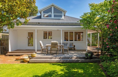 Fendalton Cottage | Fendalton Villa - Christchurch Holiday Home