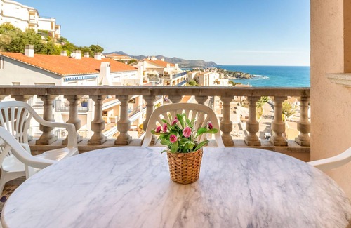 Llanca Apartment | Fener de Dalt 88 - apartment with wifi and pool