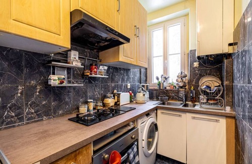 Neuilly-sur-Seine Apartment | Fenetre sur Cour en Face de L'olivier