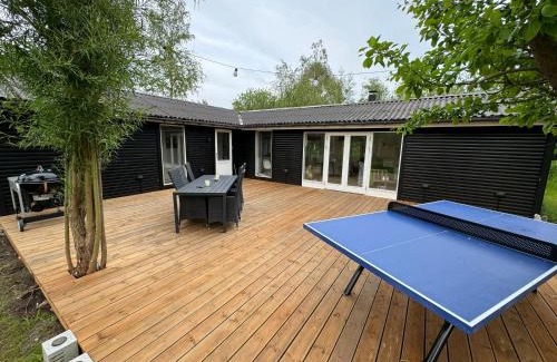 Grevinge House | Feriehus, Sommer, Plads, Spil og Leg - nu med udendørs bordtennis