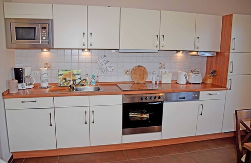 Rugen Island Apartment | Ferienappartement Abendrot mit Balkon und Kamin - Gutshaus-appartem. mit Kamin, Außenpool und tlw