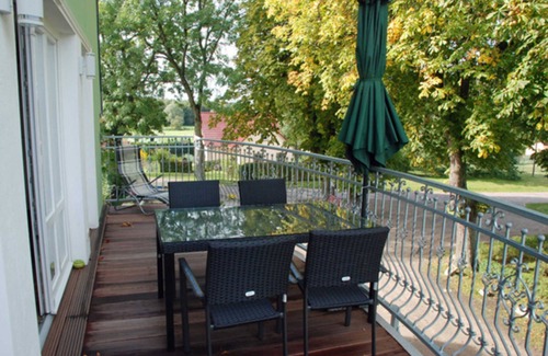 Rugen Island Apartment | Ferienappartement Abendrot mit Balkon und Kamin - Gutshaus-appartem. mit Kamin, Außenpool und tlw