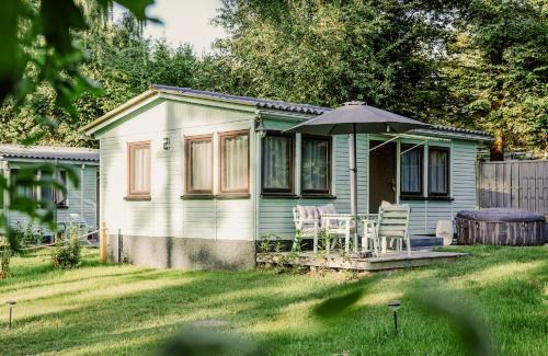 Luetow House | Ferienhäuser Insel Usedom Waldhaus 2 mit Whirlpool - Direkt am Achterwasser