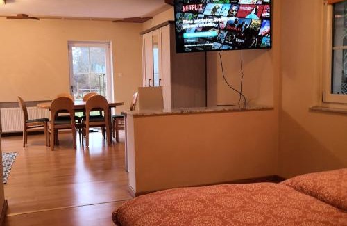 Deuerling Apartment | Ferienhaus am Bach mit großem Garten