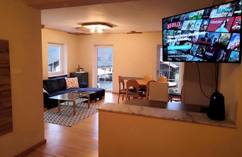 Deuerling Apartment | Ferienhaus am Bach mit großem Garten