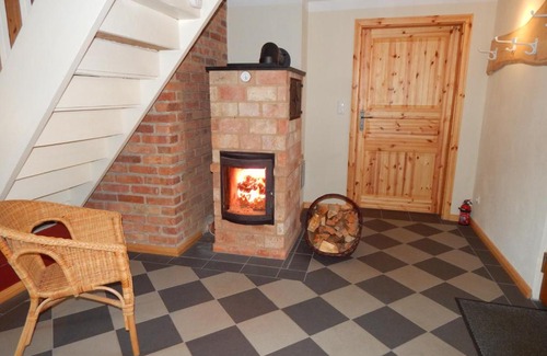 Alt Jabel House | Ferienhaus am Wald mit Klavier, Holzofen, Sauna
