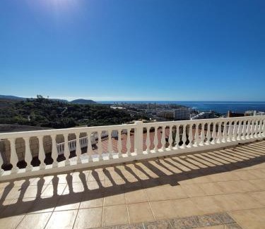 San Eugenio House | Ferienhaus El Musgo mit Meerblick und Pool