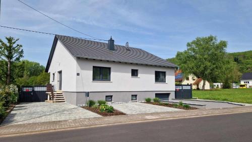 Ueberherrn House | Ferienhaus Guldner mit Terrasse, Garten und Sauna