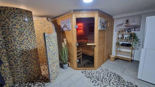 Ueberherrn House | Ferienhaus Guldner mit Terrasse, Garten und Sauna
