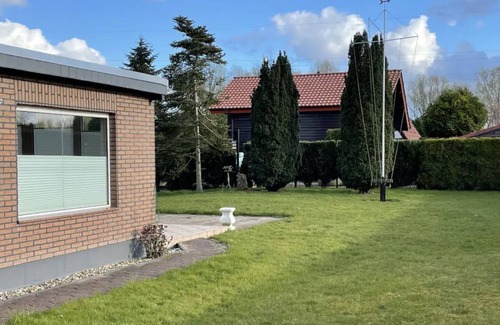 Schortens House | Ferienhaus mit Großem Garten,kamin und Parkplatz