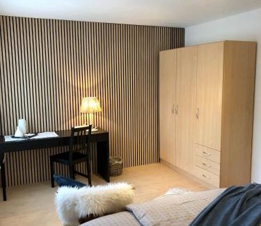 Steffisburg House | Ferienhaus Zulg-Doppelzimmer mit Gartenblick