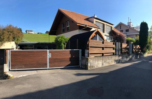 Steffisburg House | Ferienhaus Zulg-Doppelzimmer mit Gartenblick