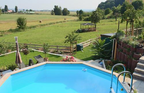Meissen Apartment | Ferienhof Gräfe - 3-Seiten Hof mit großem Garten, Pool & Sauna