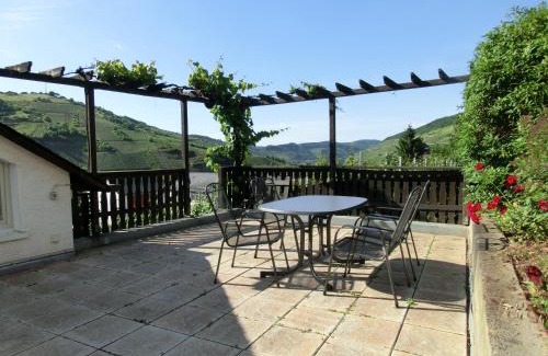 Burg Bed & Breakfast | Ferienweingut Hirschen Schulstraße