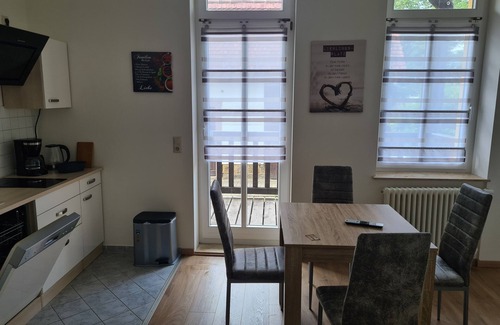 Arnsdorf Apartment | Ferienwohnung 1- Raum mit Balkon, Zusätzl. Kinderbett Möglich 20min v. Dresden