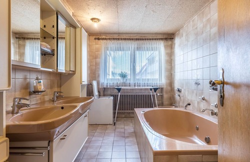 Wehingen Apartment | Ferienwohnung, 150 qm mit 2 Balkonen und Wintergarten mit 3 Schlafzimmern für max. 8 Personen