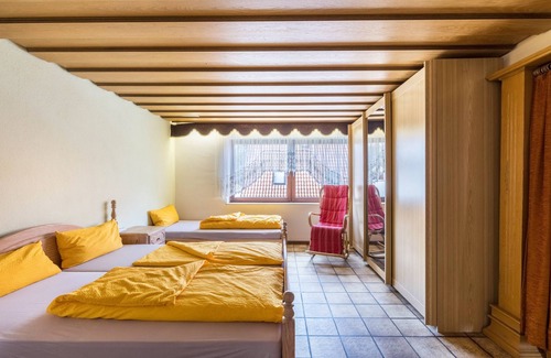 Wehingen Apartment | Ferienwohnung, 150 qm mit 2 Balkonen und Wintergarten mit 3 Schlafzimmern für max. 8 Personen