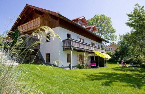 Neuschoenau Apartment | Ferienwohnung 4 mit 2 Schlafzimmern und Balkon