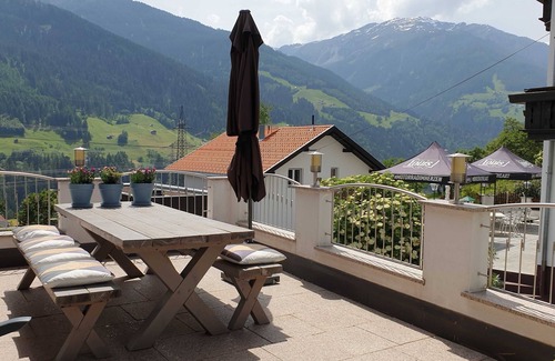 Fliess Apartment | Ferienwohnung Alpenrose im Haus Anna. - Haus Anna - Ein Haus mit Herz