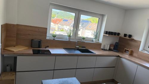Altenahr Apartment | Ferienwohnung am Teufelsloch mit 2 Schlafzimmern und 2 Schlafcouchen a 1,4m